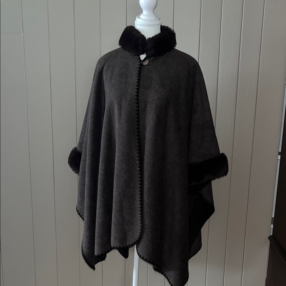 Vintage-Inspired Cape with Faux Fur Detail – Ecuadorian Craftsmanship